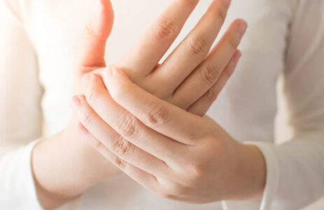 手根管症候群とは？手指の痛み・指先のしびれの症状が出る原因を解説