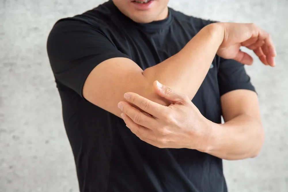 肘が痛い原因は？肘から下 – 内側外側、曲げる・伸ばすと起こる痛み解説