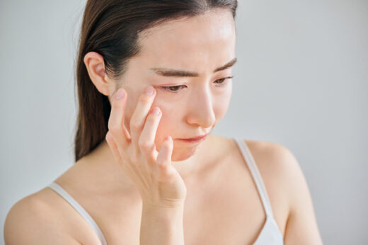まぶたがピクピク痙攣する原因とは？止まらないときの危険なサインと治療法