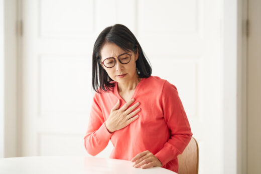 動悸（どうき）の原因とは？危険な症状の見分け方・受診の目安を解説