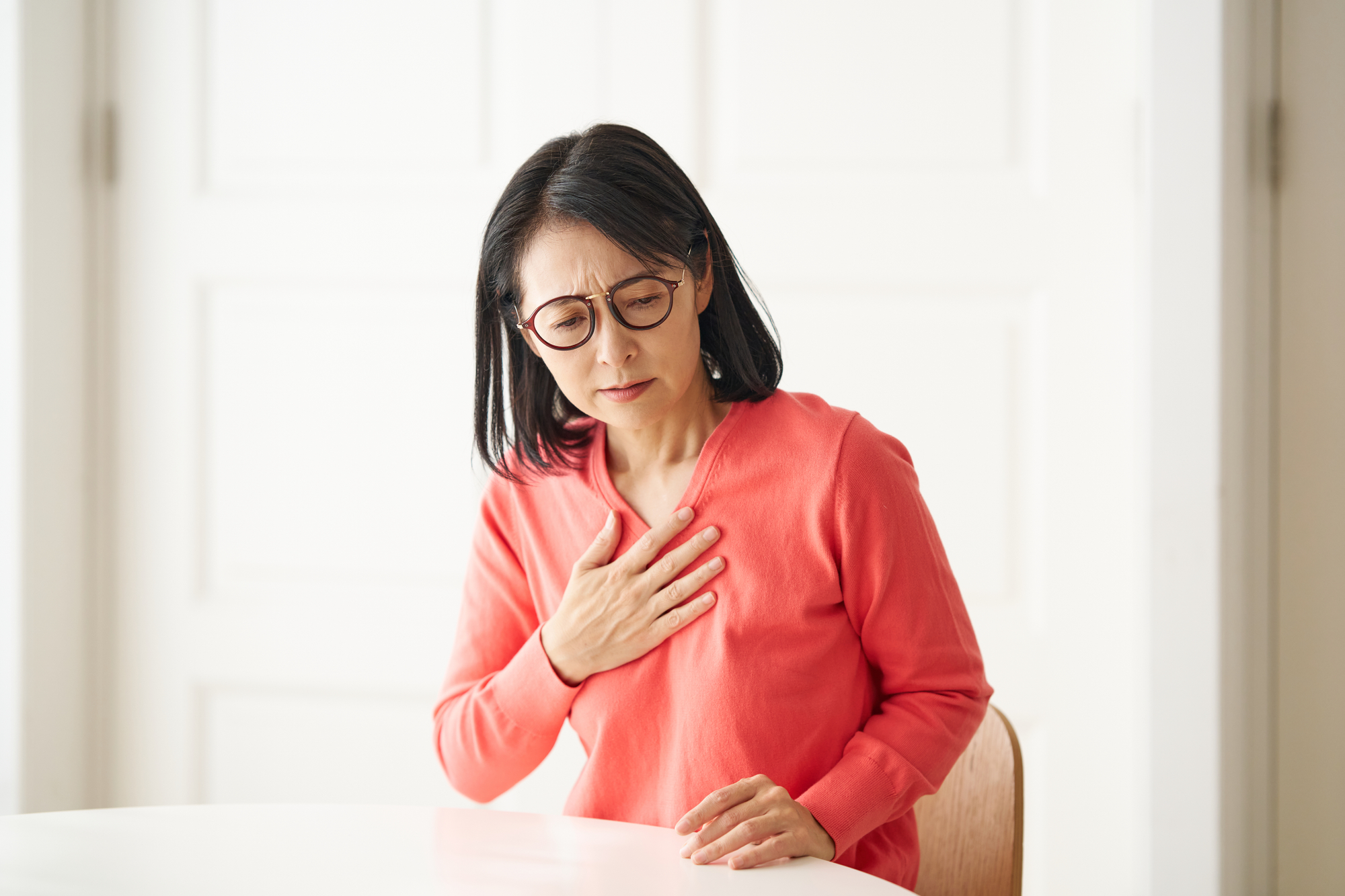 動悸（どうき）の原因とは？危険な症状の見分け方・受診の目安を解説