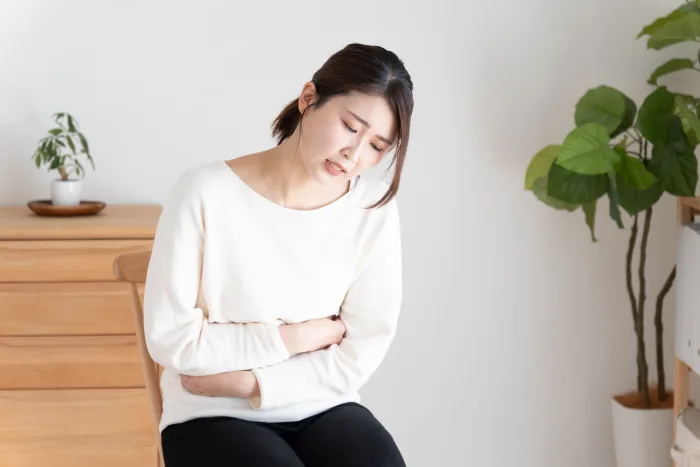 生理前後に胃痛・下痢・便秘が起こるのはなぜ？ 消化器内科が解説する原因と対処の考え方