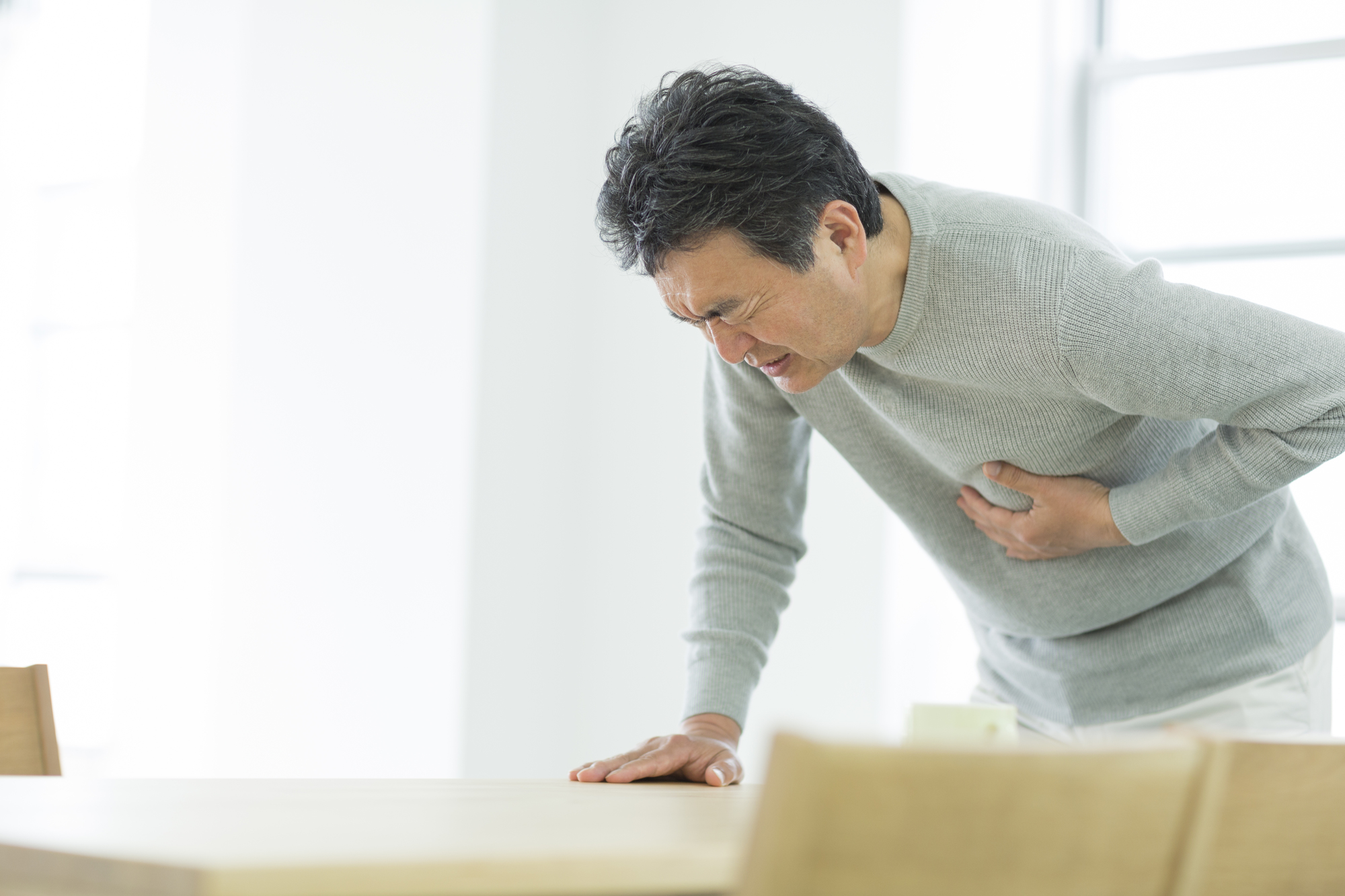 胸が痛い原因は？左胸痛・右胸痛・真ん中 – 胸痛に隠れた病気とストレスとの関係を解説