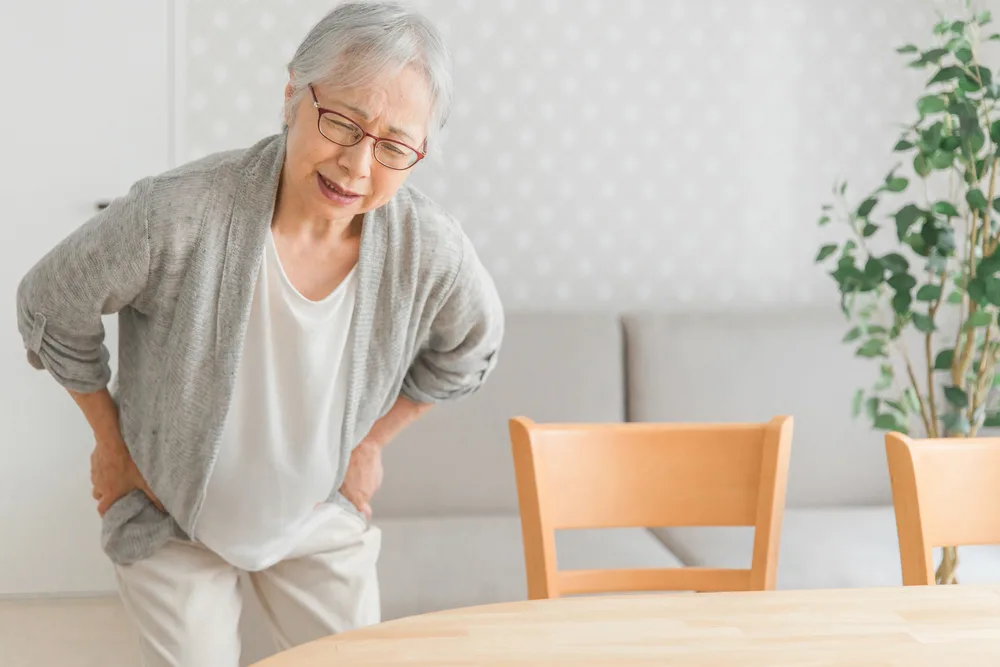 股関節に突然痛みがでた – 右だけ左だけ痛い原因は？治し方を解説