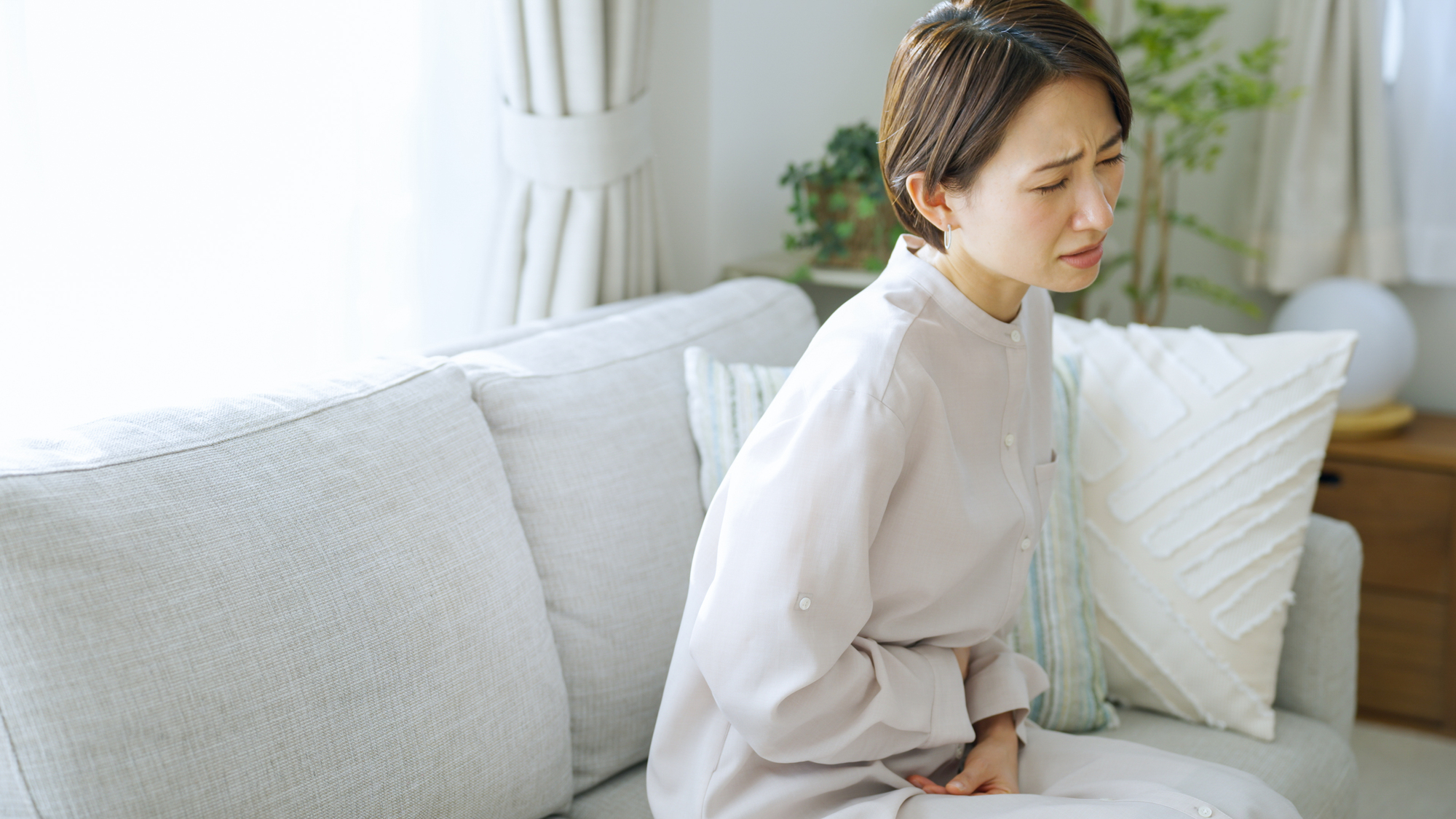 下腹部の痛みの原因は？へその下周辺、右側・左側の張りや違和感を解説