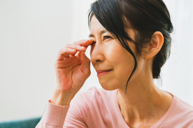 麦粒腫の前兆・初期症状｜上まぶたの腫れ、化膿、まばたきをした時に痛みを感じる、まぶたに触ると痛いなど、霰粒腫と比べると痛みが出やすい傾向があります。