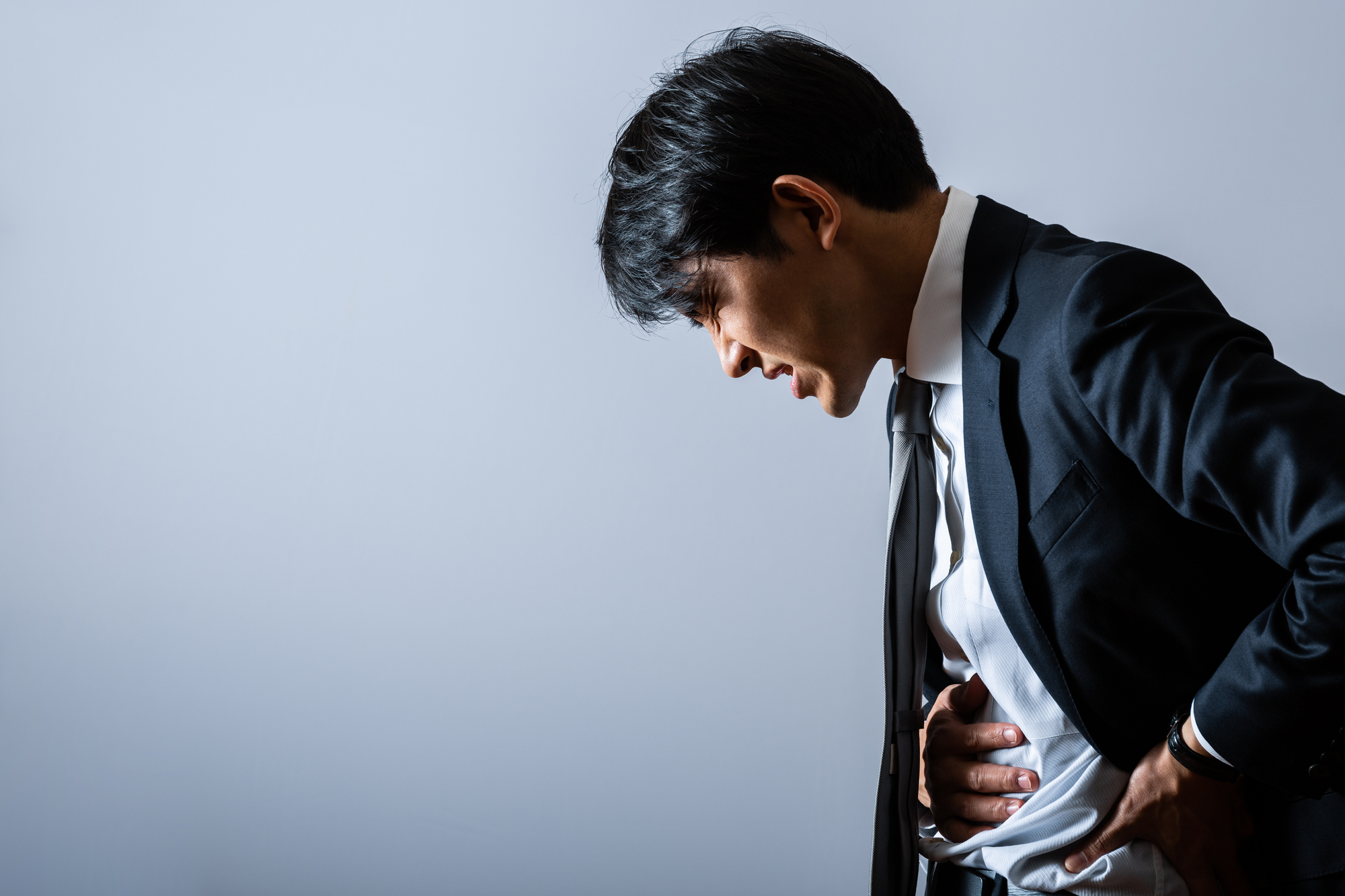 みぞおちの痛み・胃痛の原因は？右側・左側の鈍痛と対処法を解説