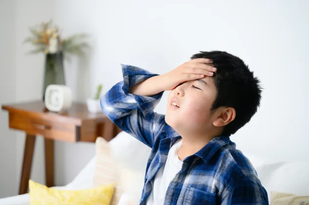 子どもの頭痛の対処法は？「頭が痛いけれど、熱はなし」の原因を解説