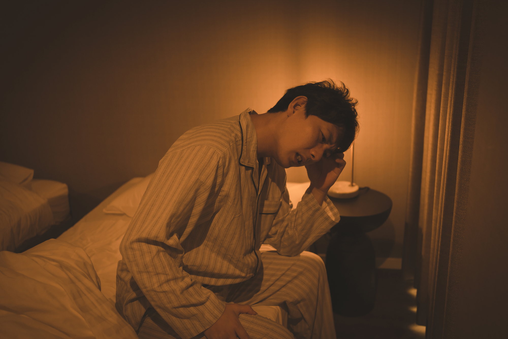 疲れているのに眠れないのはなぜ？寝つきが悪くなる原因を解説